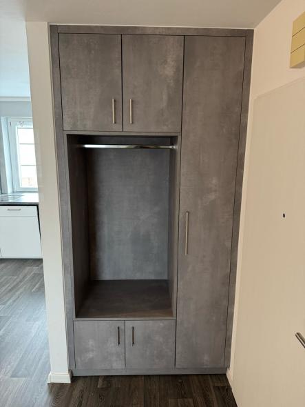 Einbauschrank Perlgrau mit Kleiderstange