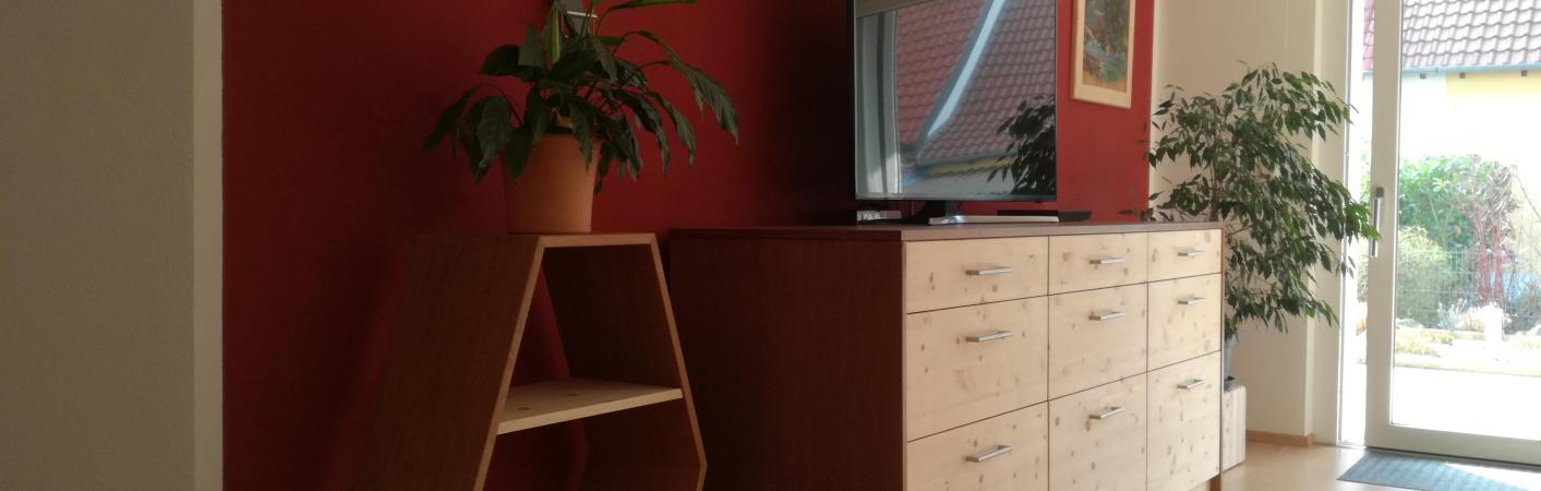 Wohnzimmermöbel aus Zirbenholz zweifarbig